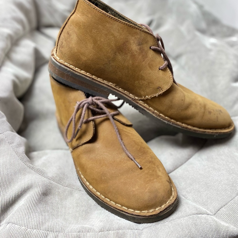 Men’ suede ankle boots.
